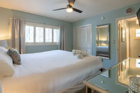 Heated Pool and Lush Gardens - Charming Tropical Haven Отели рядом с достопримечательностью «Alvin's Island - Holmes Beach #753»