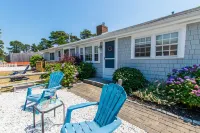 Charming Backyard Retreat with Fire Pit - Stylish Coastal Escape Haigis Beach附近的飯店