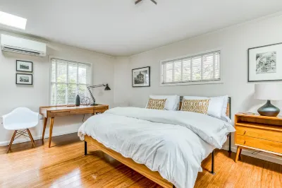 Dog-Friendly Home w/Fast WiFi, Full Kitchen, Gas Fireplace, Private Washer/Dryer