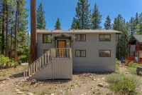 Rustic Mountain Home with Decks and Fireplace - Bright Charming Retreat 塔霍維斯塔住宿飯店