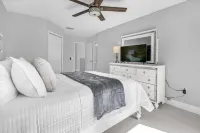 Clubhouse, Pool and Sport Courts - Stylish Gated Getaway Hotels in Osceola County
