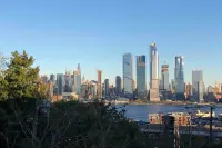 Charming Apartment with Secure Parking and Quick NYC Access - Cozy Escape Hotels in Weehawken