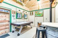 Adorable cabin w/fast WiFi, nearby river access, gas grill, wood stove, firepit Hotels in Mt Hood Village