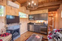 Charming Tiny Cabin with Scenic Views - Cozy Mountain Retreat