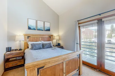 Luxurious top-floor condo with balcony, WiFi, fireplace, great views, & location