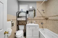 Fully Equipped Kitchen and High-Speed Wi-Fi - Spacious Haven Hotels in Bayonne
