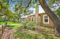 Charming Escape and Creekside Hot Tub - Cozy Hill Country Retreat