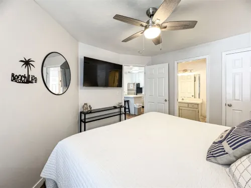 Inn Building Condo #112 -updated beautiful condo Hotels in Garden City
