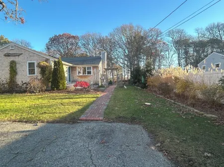 Cozy, renovated home in a charming duplex cottage Отели в г. Кейп Код Нэшнл Сишор