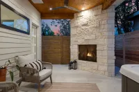 Private Hot Tub and Cozy Courtyard Oasis - Romantic Serene Hideaway