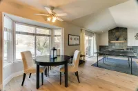 CHARMING 3 BEDROOM LAKE FRONT HOUSE WITH FAST WIFI IN DISCOVERY BAY