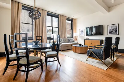 2BR Great View Steps from French Quarter | The Mayfair โรงแรมใน