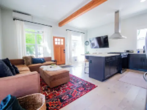 Luxury Hot Tub, Outdoor Fire Pit, Newly remodeled, Close to I-5, Walk to River Hotels in Rogue River