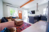 Luxury Hot Tub, Outdoor Fire Pit, Newly remodeled, Close to I-5, Walk to River Hotels in Rogue River