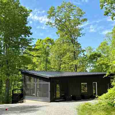 The Briar House-a modern, stylish, spacious romantic cabin w/ hot tub & trails! Hotel Exterior