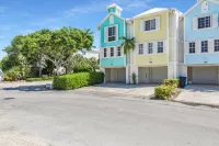 Lagoon Pool and Marina Amenities - Stunning Coastal Oasis Hotel a Key Largo