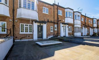 Luxury 3-bedroom Flat in Northwood
