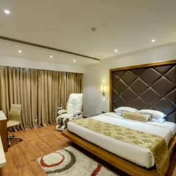 Ramee Grand Hotel and Spa, Pune Отели рядом с достопримечательностью «Шанивар Уода»