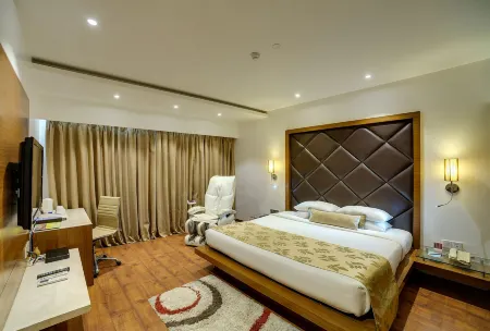 Ramee Grand Hotel and Spa, Pune Отели рядом с достопримечательностью «Шанивар Уода Форт»