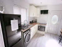 The Serene Stays Sleeps 6 with Garden Hotels in Oldham