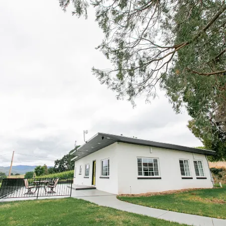 Hummingbird Estate Wine & Suites