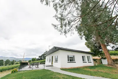 Hummingbird Estate Wine & Suites
