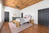 Restored 1930s Uptown Bungalow 2 Min. to Magnolia