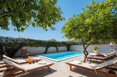 Sunshine Holiday Home