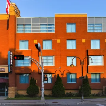 Auberge de la Gare Hotels near Chinatown
