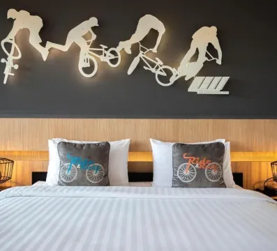 ห้องดีลักซ์ เตียงใหญ่ พร้อมวิวสระว่ายน้ำ