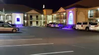 Baymont by Wyndham Clarksville - parking