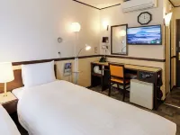 Toyoko Inn Chiba Eki Higashi Guchi - parkir