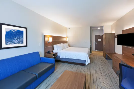 Holiday Inn Express & Suites Lenexa - Overland Park Area