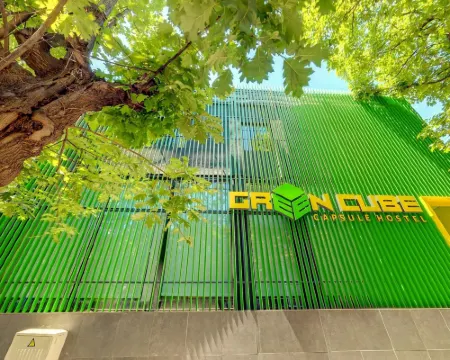 Green Cube Capsule Hostel Hotele w: Gmina Stoliczna