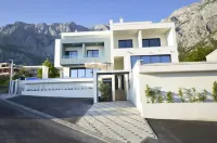 Villa Nina Makarska with Heated Infinity Pool of 33 m2 and Stunning Sea Views - Mountain view