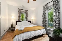 Lola House! Cozy Comfort, Prime Old Town Location - Homestays