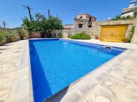 Skarinou's Landhouse Poolside Apartment Hoteles cerca de Drapia Horse Farm