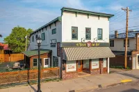 A Taste of Ely studio apartment, king bed