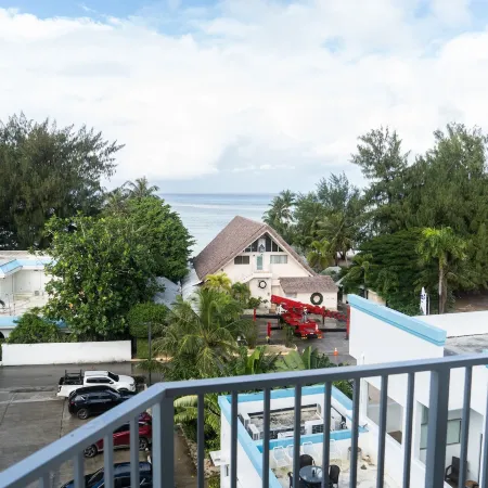 Surfrider Resort Hotel