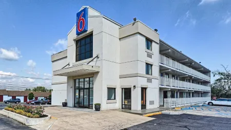 Motel 6 Maple Shade Township, NJ - Philadelphia - Mt Laurel Отели в г. Мейпл Шейд Тауншип