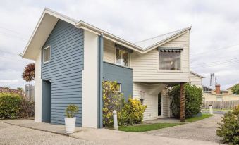 Captain's at the Bay