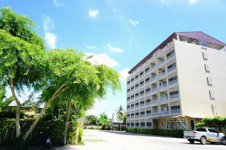 Maihom Resort Dechatiwong Bridge Отели рядом с достопримечательностью «Chao Por Chao Mae Na Pha Shrine»