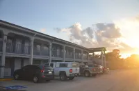 Travelers Inn - parking