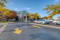 Holiday Inn Express & Suites OSHKOSH-SR 41 by IHG - Bãi đậu xe