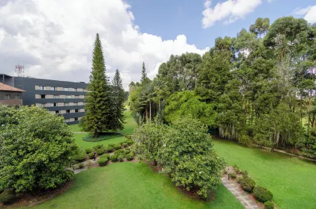 Movich Hotel Las Lomas Отели рядом с достопримечательностью «Mirador al Aeropuerto de Medellin MDE»