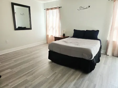 Spacious Layout and Close to Attractions - Comfortable Inviting Haven Отели рядом с Аэропорт Бергстром