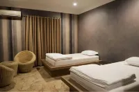 Hotel Raja Akas Hotels near Rumah Berlapis Emas