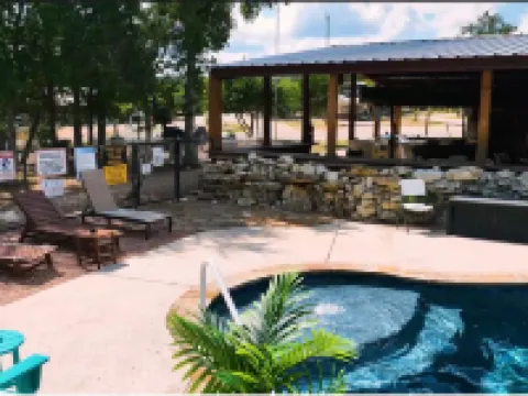 艾爾斯隱逸小屋和房車出租有限責任公司酒店 班德拉縣酒店