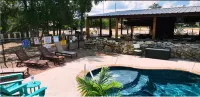 Al's Hideaway Cabin and RV Space, LLC Hotels in Bandera