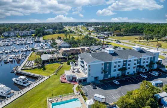 智選假日套房酒店北默特爾比奇，小江